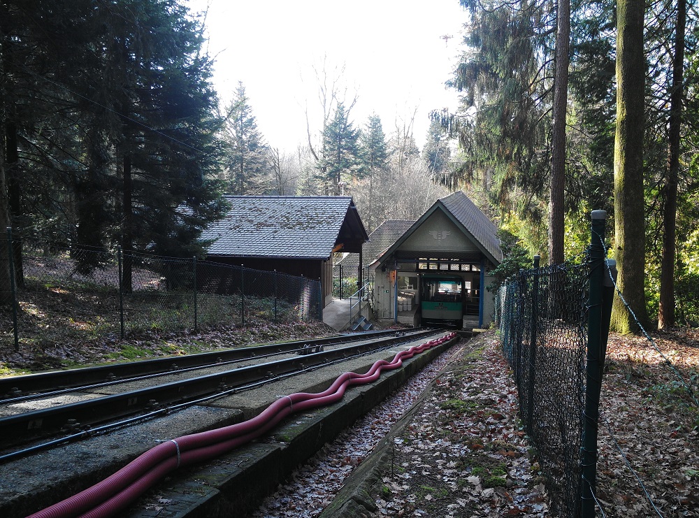ancienne cabine à la station d'aval